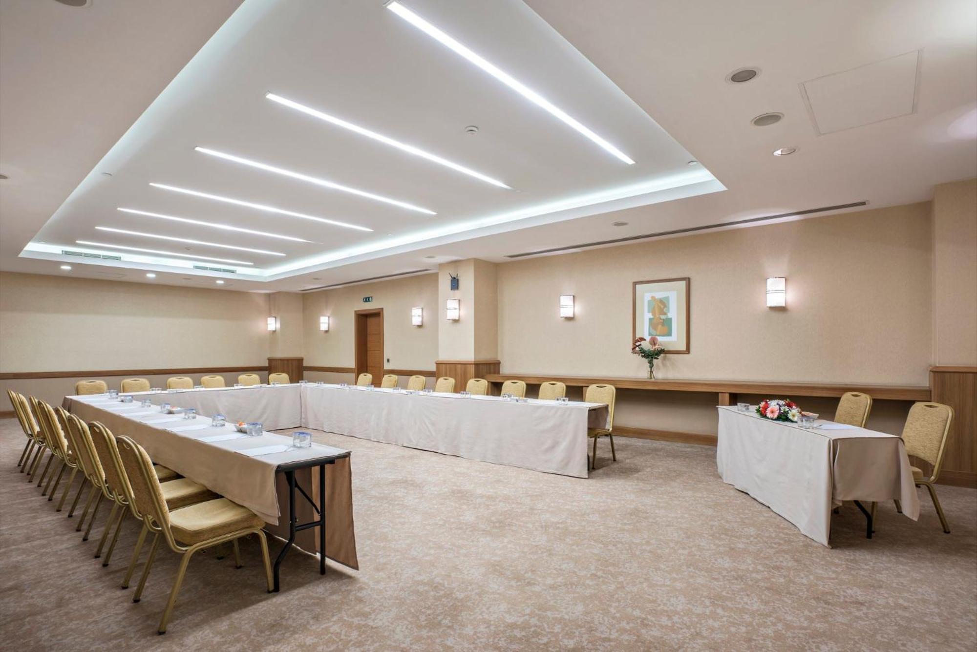 Holiday Inn Sisli By Ihg Estambul Exterior foto