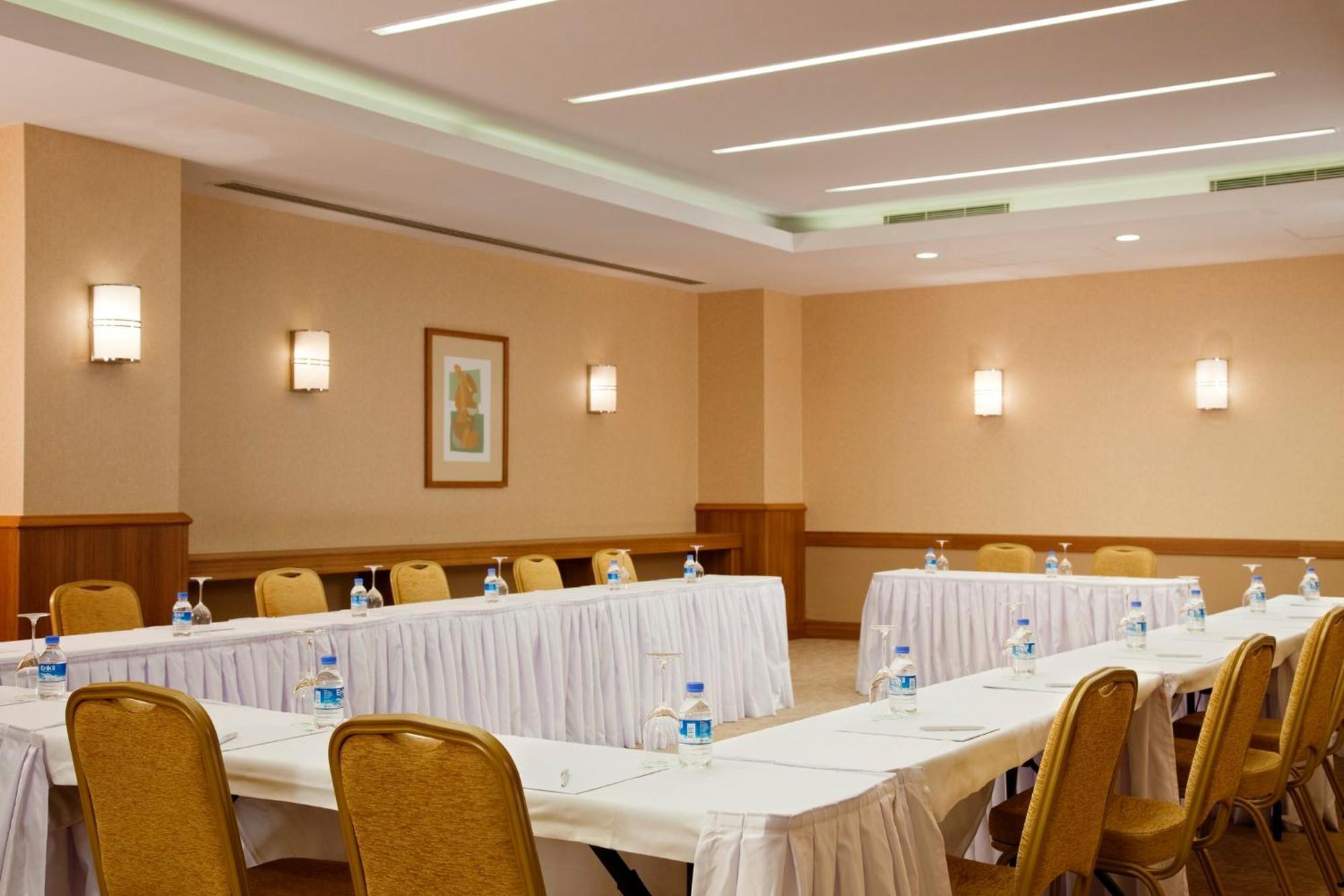 Holiday Inn Sisli By Ihg Estambul Exterior foto