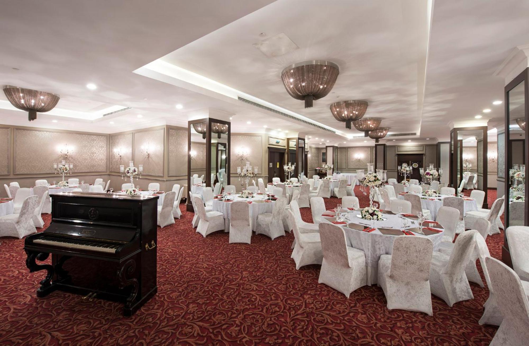 Holiday Inn Sisli By Ihg Estambul Exterior foto
